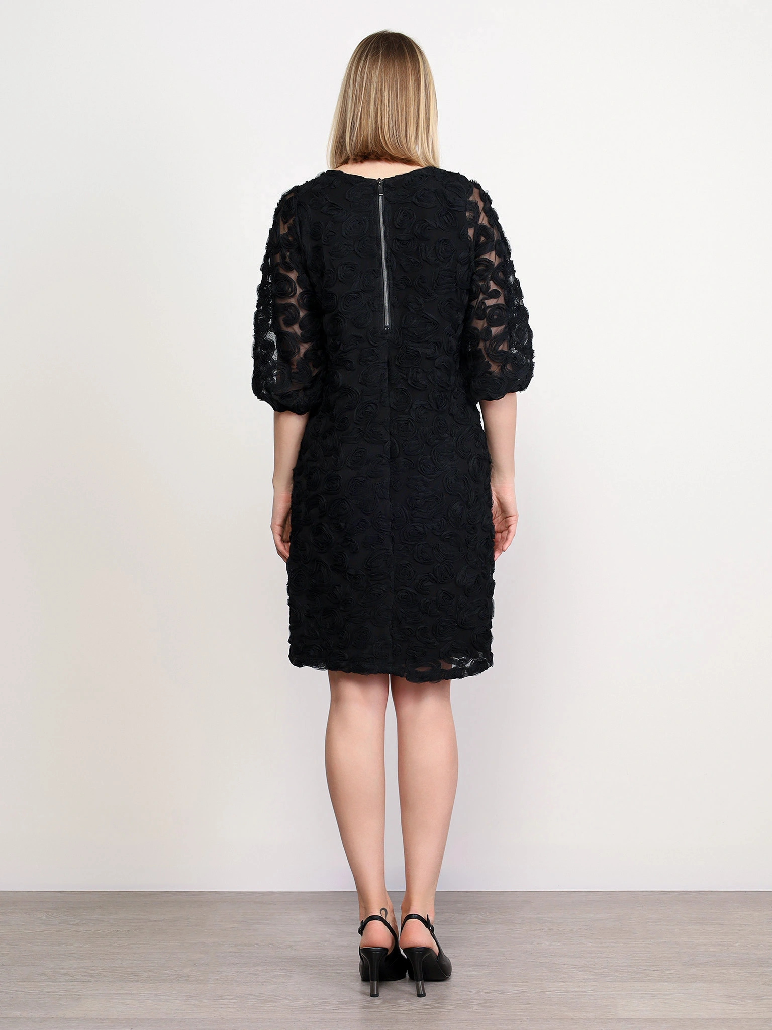 Платье черного цвета из фактурного трикотажа